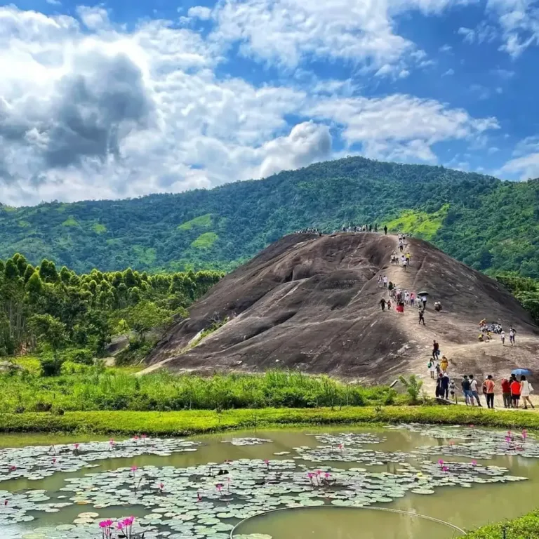 Núi Đá Voi soi bóng xuống hồ sen — khối đá nguyên khối lớn nhất Việt Nam