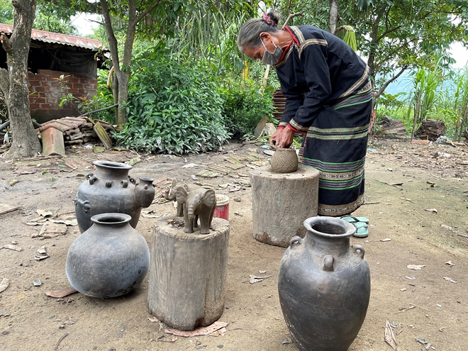 Bối cảnh làng gốm — nơi kỹ nghệ được truyền từ đời này sang đời khác
